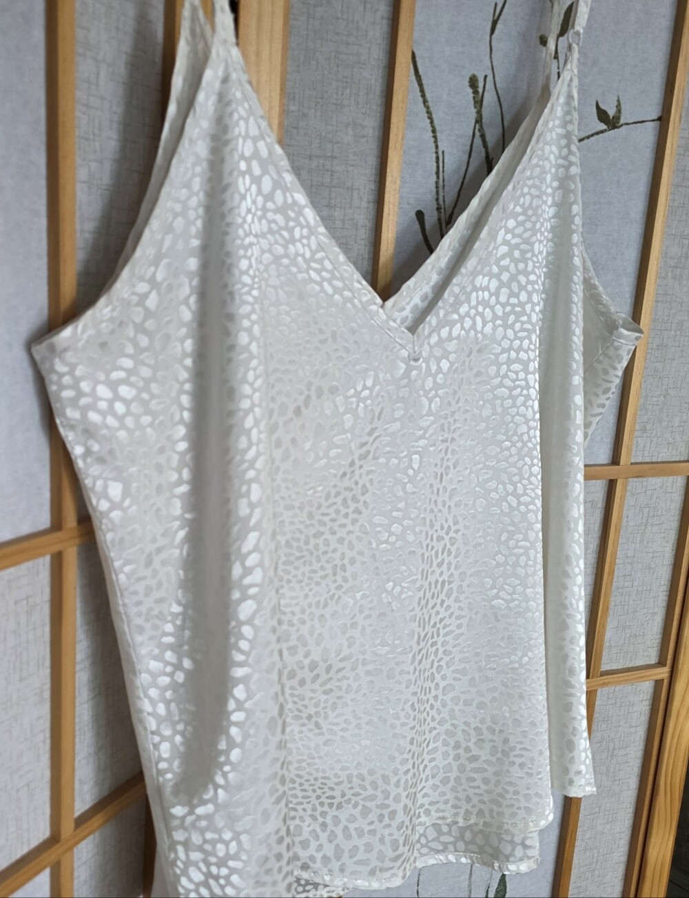 Satin White Animal Print V Neck Cami Top Adjustable Straps Camisole Top Sz Large - Picture 11 of 13